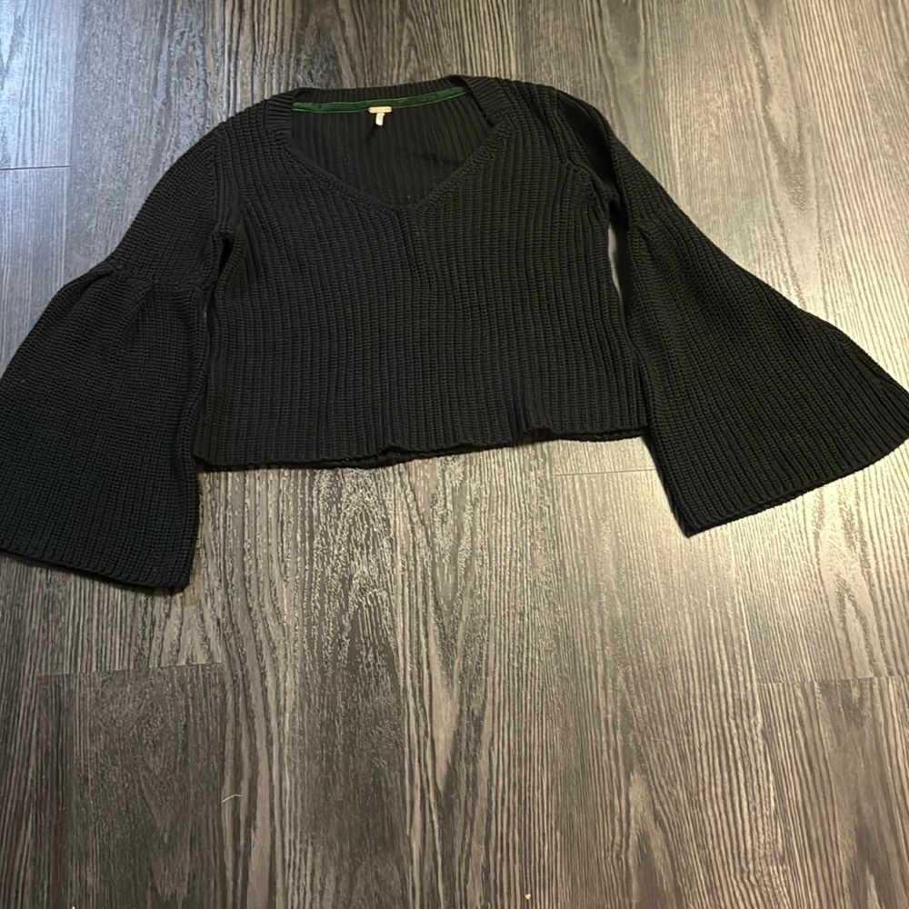 🍍FREE PEOPLE BELL SLEEVE SWEATER🍍X/S🍍pit to pit 17”🍍length 19”🍍